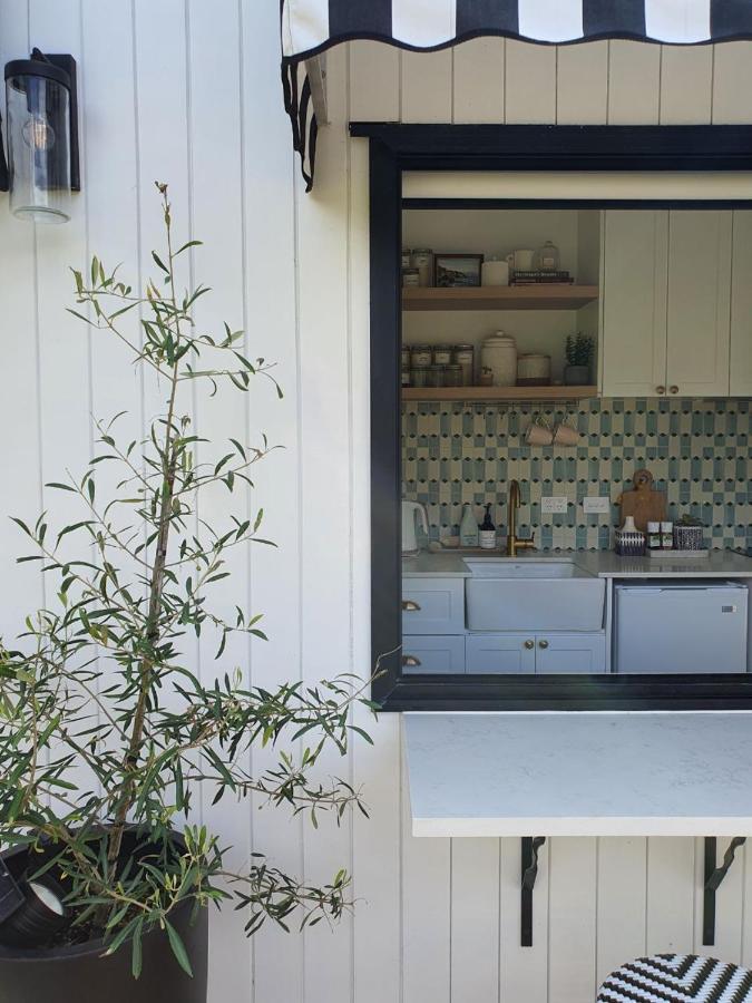 Tiny House With Greenhouse Dining Lower Hutt Exterior foto