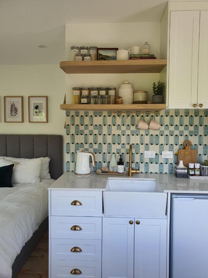 Tiny House With Greenhouse Dining Lower Hutt Exterior foto